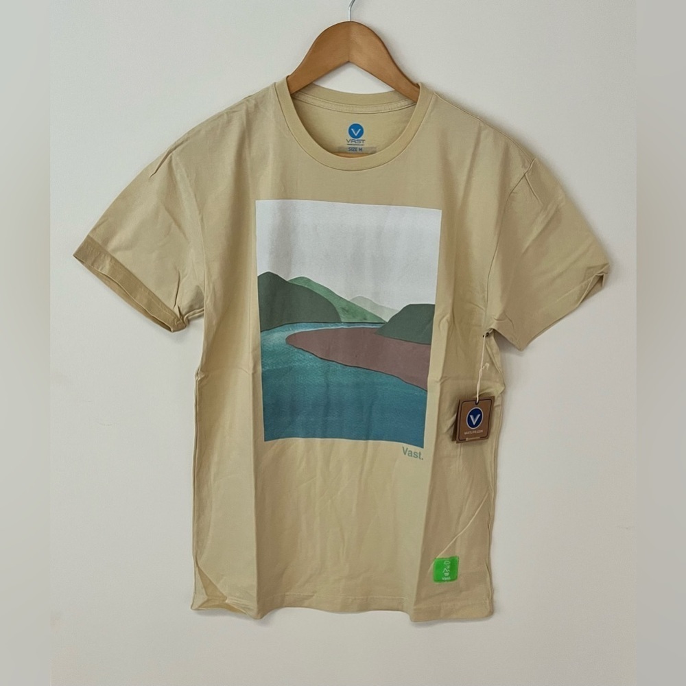 NWT VAST Men’s Medium Short Sleeve Tee Shirt Scenic Graphic Tan
